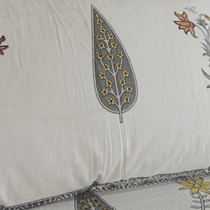 Peela Rajnigandha Bedsheet with 2 Pillow Cover Set - 280TC